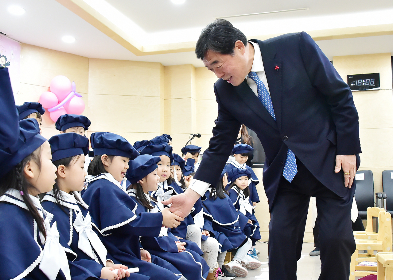 윤화섭 안산시장은 출산장려정책을 경기지역 최고 수준으로 추진하고 있다.