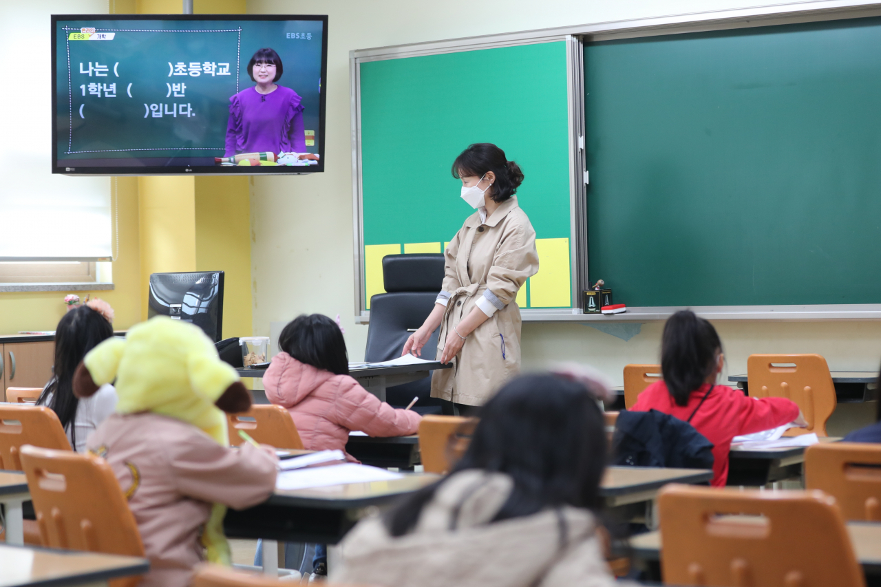 초등학교 1~3학년생들의 온라인 개학이 시작된 지난 4월20일 오전 경기 수원시의 한 초등학교에서 긴급돌봄 서비스를 신청한 1학년 학생들이 교실에 나와 EBS 방송을 보고 있다. [연합]