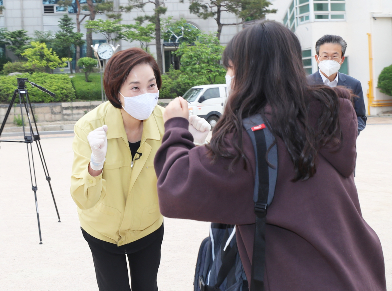 유은혜 부총리가 22일 서울 종로구 덕성여고를 깜짝 방문해 등교하는 고3 학생들을 격려했다. [교육부]