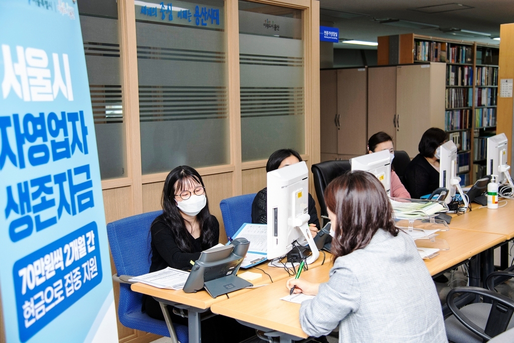 지난 21일 용산구 자영업자 생존자금 지원반이 콜센터 운영을 시작했다. [용산구 제공]
