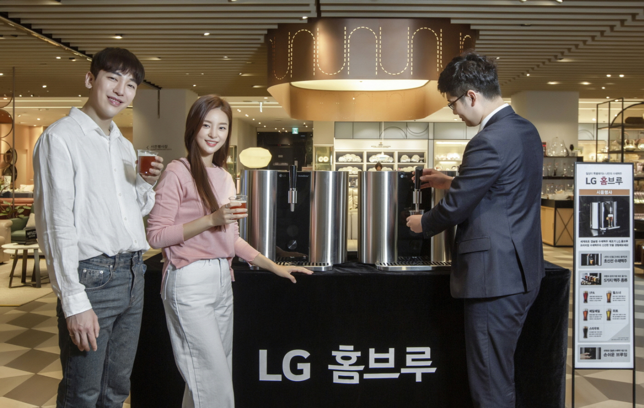 LG전자가 프리미엄 캡슐맥주제조기 ‘LG 홈브루(LG HomeBrew)’에서 갓 뽑아낸 수제맥주를 시음하는 이벤트를 LG 베스트샵과 백화점 등에서 진행하고 있다. 모델들이 지난 15일 신세계백화점 명동본점에서 시음행사를 참여하고 있는 모습. [LG전자 자료]