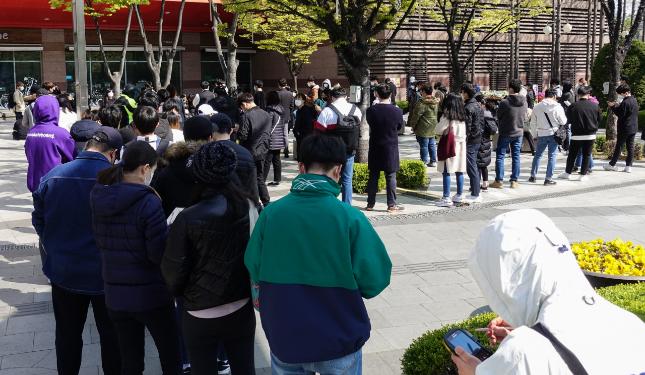지난달 23일 오전 서울 구로구 구로동 신도림 테크노마트 앞에서 시민들이 닌텐도 스위치 동물의숲 에디션 구매 응모를 하기 위해 줄지어 기다리고 있다. [연합]