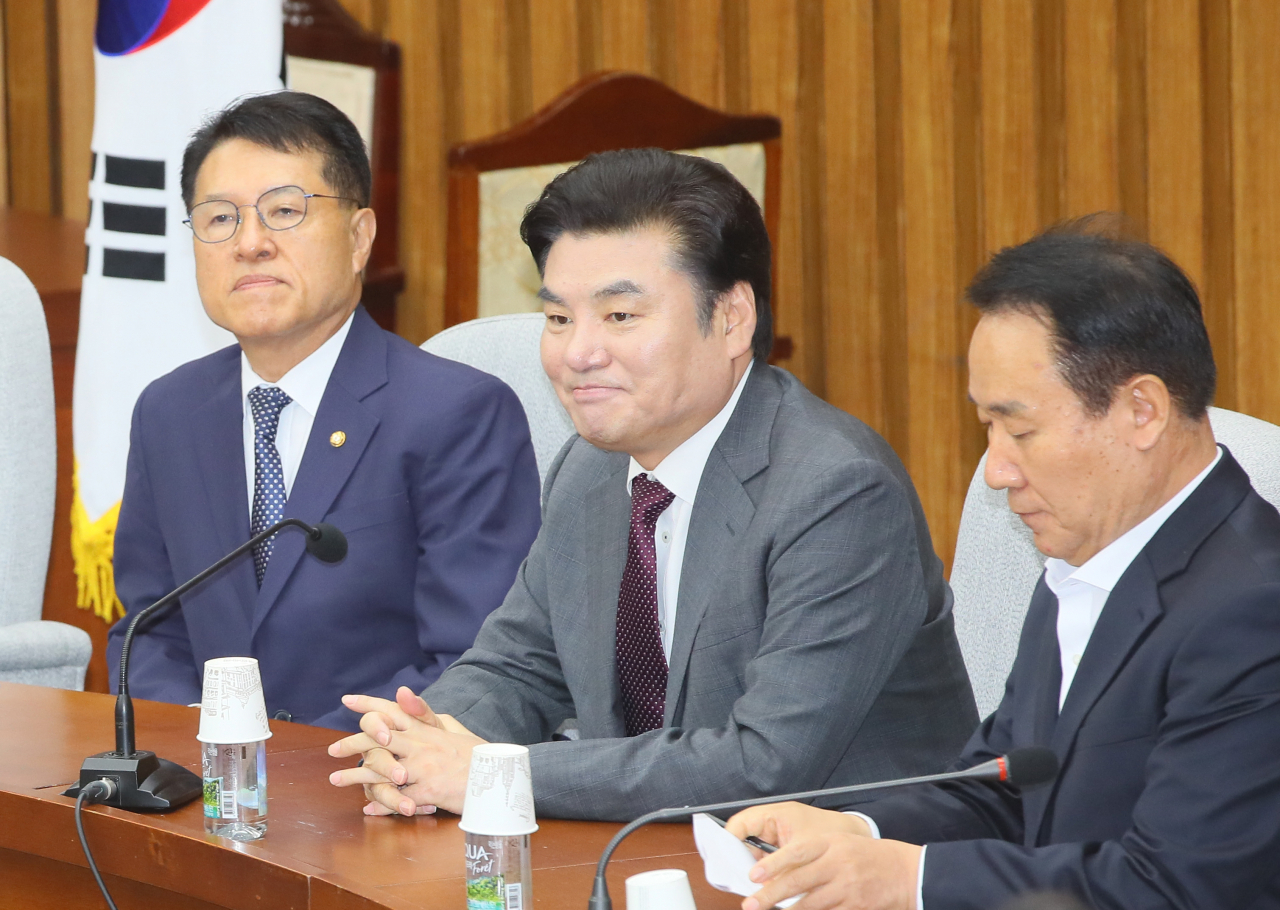 원유철 미래한국당의 대표(가운데), 염동열 사무총장(오른쪽), 정운천 최고위원이 22일 국회에서 열린 미래통합당과의 합당 관련 당선자 회동에 참석했다. [연합]