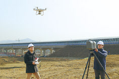 대림산업이 경기도 과천에서 건설중인 과천 지식산업센터 현장에서 직원들이 3D 스캐너와 드론을 활용해 측량자료를 촬영하고 있다. [대림산업 제공]
