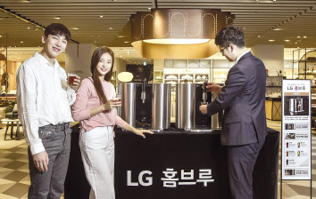 LG전자가 프리미엄 캡슐맥주제조기 ‘LG 홈브루(LG HomeBrew)’에서 갓 뽑아낸 수제맥주를 시음하는 이벤트를 LG 베스트샵과 백화점 등에서 진행하고 있다. 모델들이 지난 15일 신세계백화점 명동본점에서 ‘LG 홈브루’ 시음행사에 참여하고 있다. [LG전자 자료]