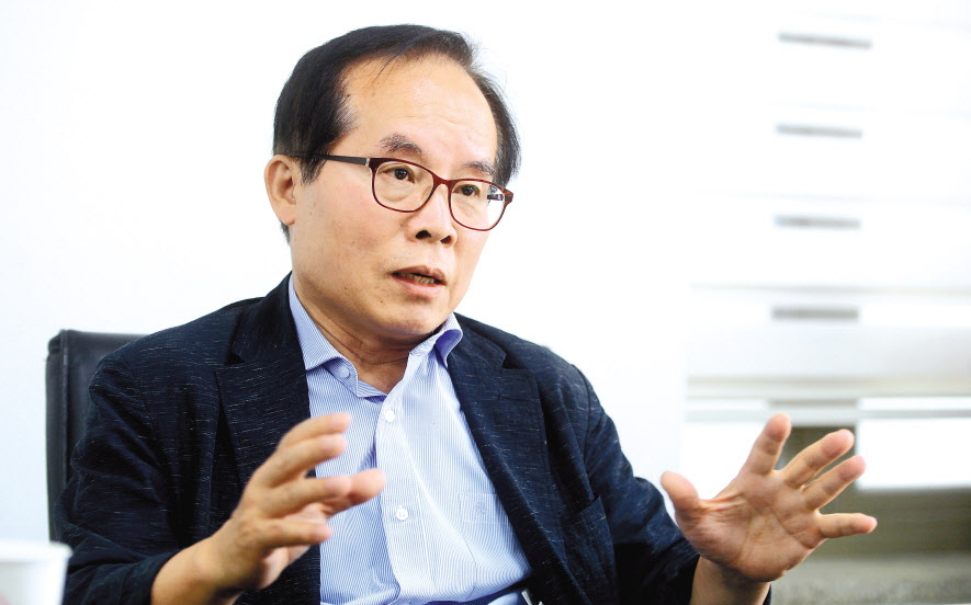 “청년 취업난이 보통 심각한 게 아닙니다. 국가 미래를 흔들 수도 있겠다 싶었죠. 중소기업을 강소기업으로 만들어 일자리를 만들어내야 합니다. ” 나종호 한국강소기업협회 상임부회장은 협회 설립 취지에 대해 이같이 밝혔다. 이상섭 기자