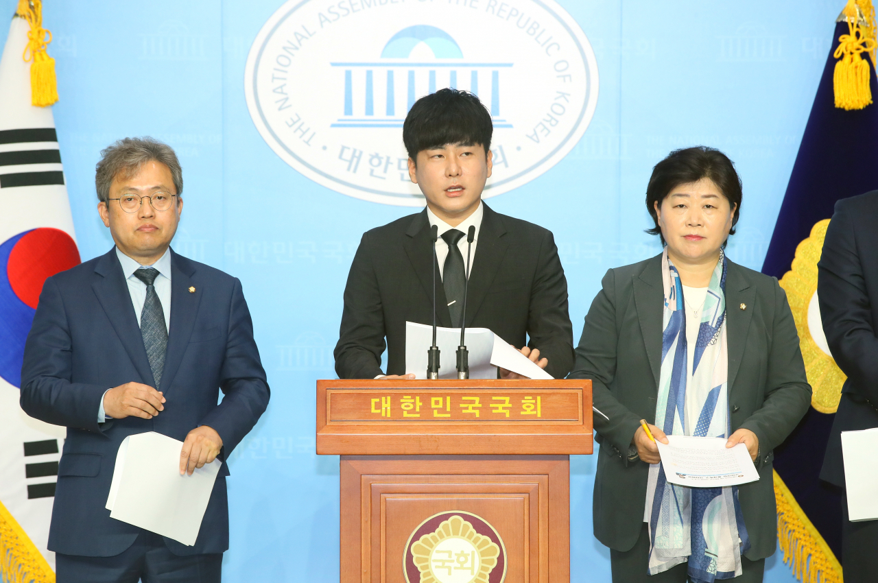 고(故) 구하라 씨의 친오빠 구호인(가운데) 씨와 더불어민주당 서영교 의원 등이 22일 국회 소통관 기자회견장에서 구하라 법 통과를 촉구하고 있다. [연합]