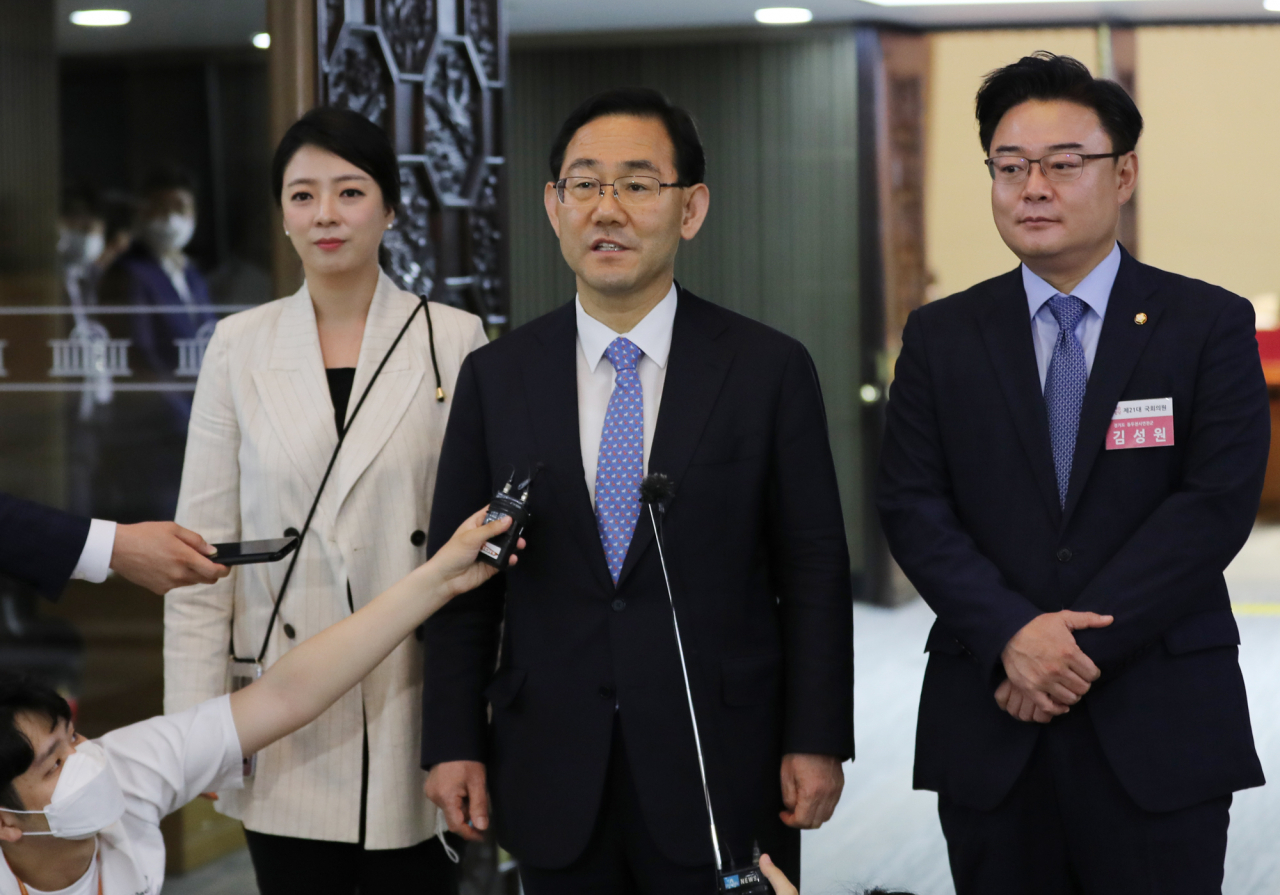 미래통합당 주호영 원내대표가 22일 서울 여의도 국회에서 " 내년 재보궐선거까지 미래통합당 김종인 전 총괄선거대책위원장을 비대위원장으로 모시기로 했다"고 밝히고 있다. [연합]