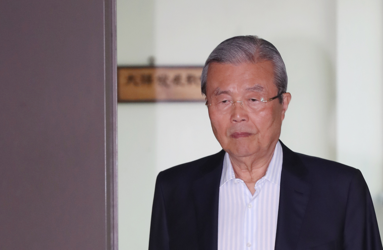 미래통합당 김종인 전 총괄선거대책위원장이 29일 오후 서울 광화문 인근에 위치한 사무실을 나서고 있다. [연합]