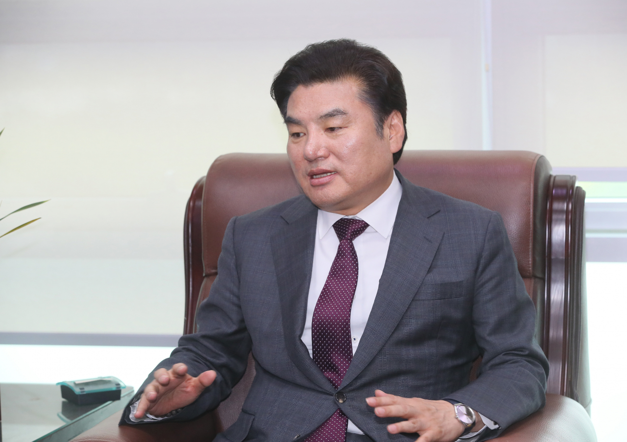 원유철 미래한국당 대표가 22일 국회 의원회관에서 최고위원회의를 마친 뒤 '5·26 전당대회' 취소와 '5월 29일 까지 통합당과 합당 결의'를 발표하고 있다. [연합]