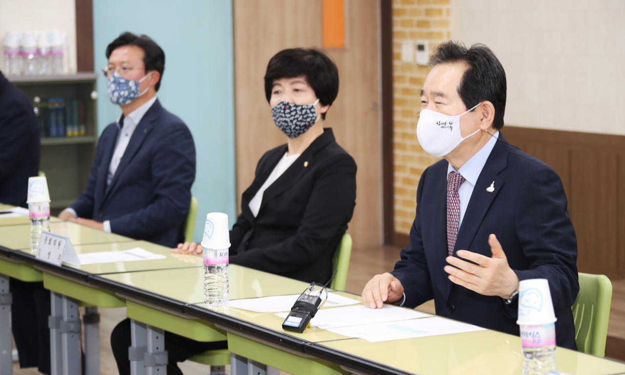 정세균(오른쪽 첫 번째) 국무총리가 22일 서울 양평동 선유고등학교를 방문, 학교 관계자들과의 간담회에서 인사말을 하고 있다.［연합］