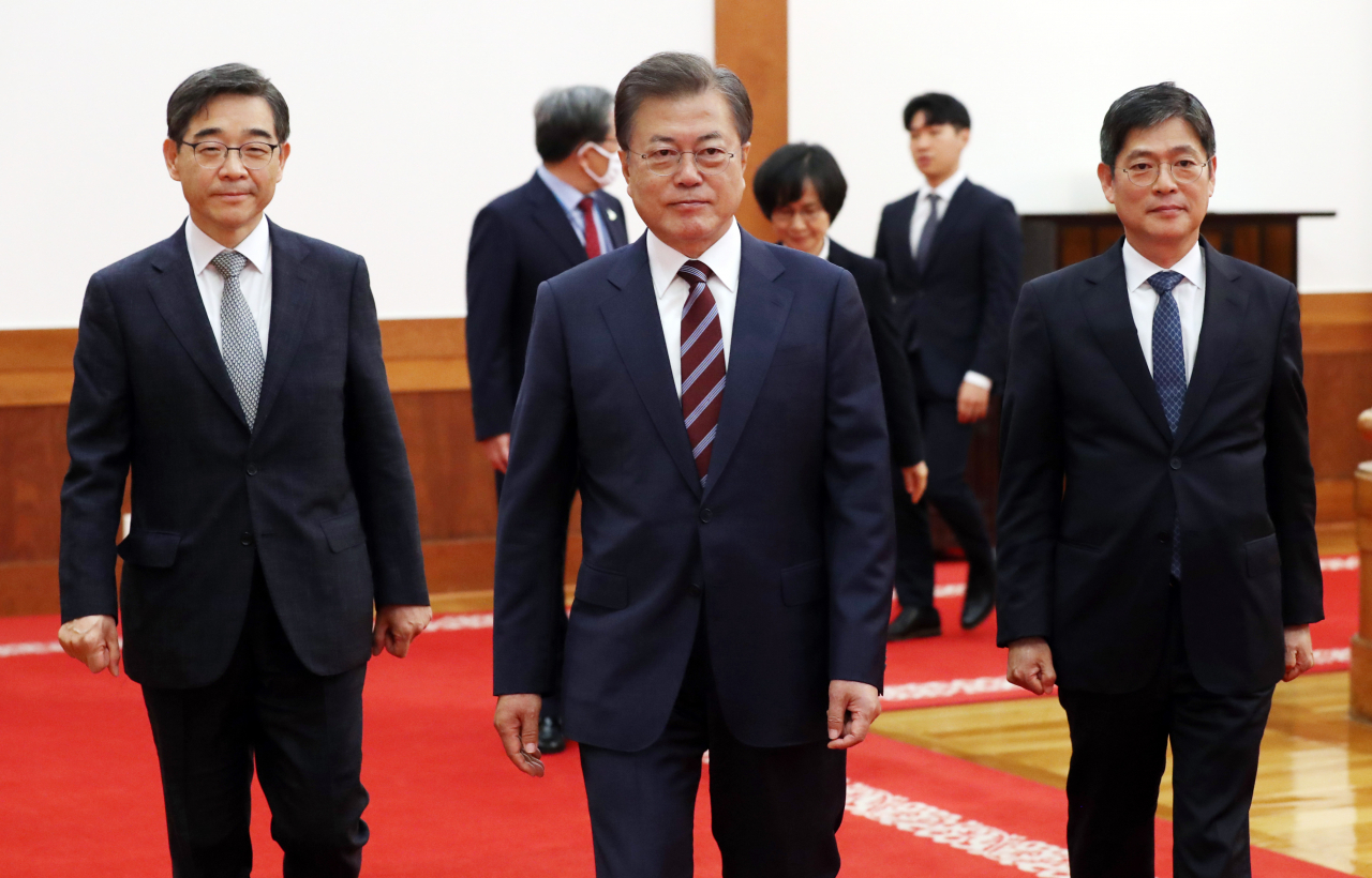 문재인 대통령이 22일 오후 청와대에서 열린 신임 중앙선거관리위원회 위원 임명장 수여식 후 환담장으로 이동하고 있다. 왼쪽부터 권순일 중앙선관위원장, 문 대통령, 이승택 중앙선관위원. [연합]