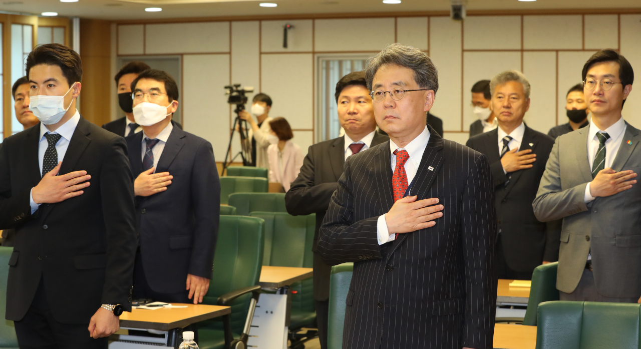 김현종 국가안보실 2차장과 더불어민주당 당선인들이 22일 오후 서울 여의도 국회 의원회관에서 열린 더불어민주당 21대 국회의원 당선인 혁신포럼에서 국기에 대한 경례를 하고 있다. [연합]