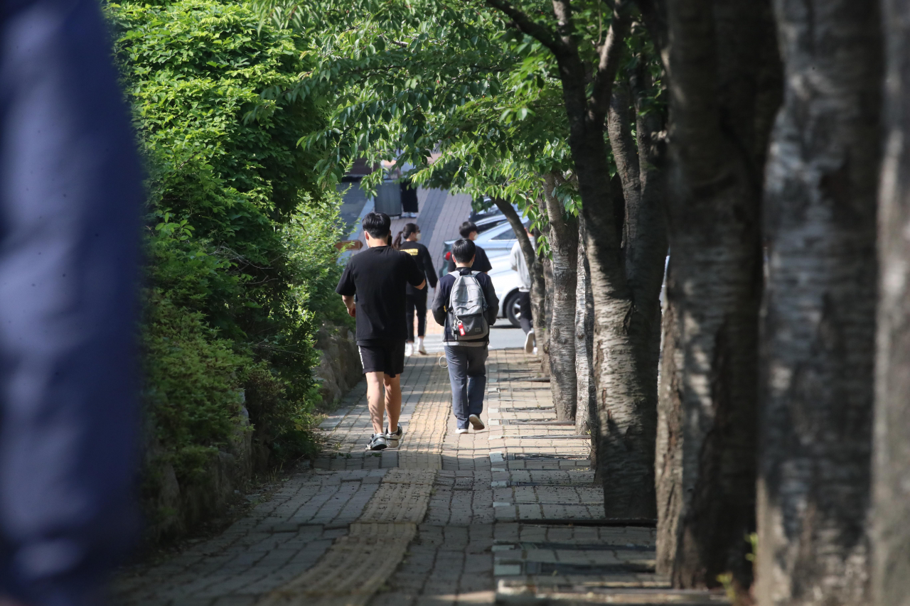 지난 21일 오후 대구시 수성구 대구농업마이스터고에서 한 재학생이 신종 코로나바이러스 감염증(코로나19) 검사를 받기 위해 학교로 들어가고 있다. 이날 대구시교육청에 따르면 대구농업마이스터고 기숙사에 입소한 고3 학생 한 명이 코로나19 확진 판정을 받았다. 확진자가 나오자 등교 수업을 시작한 지 하루 만에 학교가 폐쇄되고 3학년 전원이 귀가조치됐으며 학생과 교직원 모두는 코로나19 검사를 받게 했다. [연합]