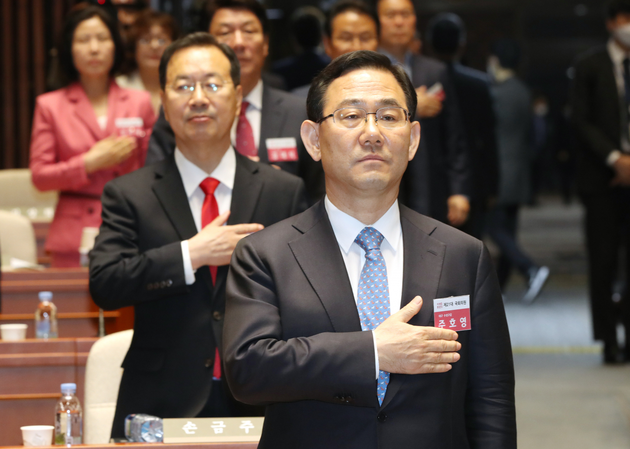미래통합당 주호영 원내대표가 22일 오전 서울 여의도 국회에서 열린 제21대 국회 당선자 워크숍에서 국민의례 하고 있다. [연합]