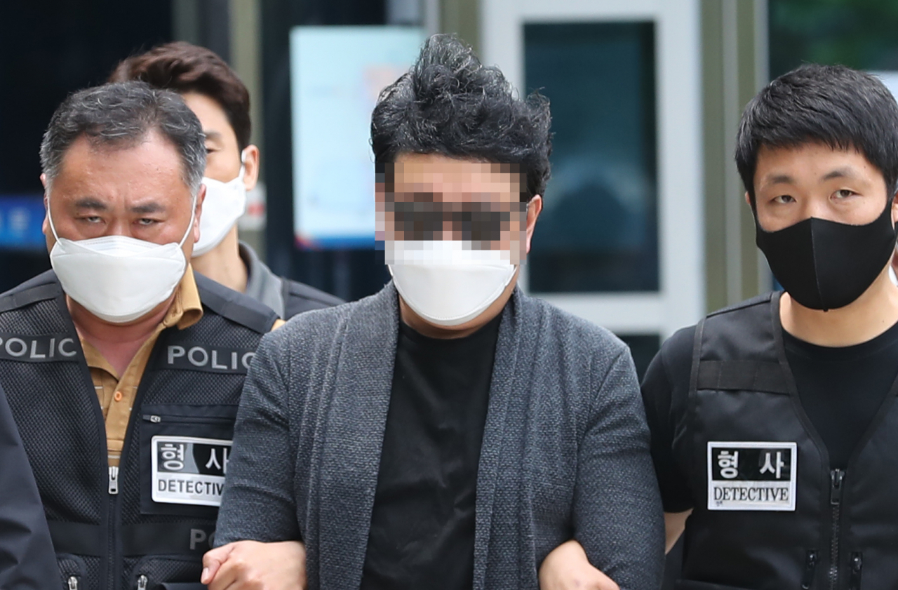 강북구 아파트 경비원 고 최희석 씨를 폭행한 혐의를 받는 주민 A(49) 씨가 22일 오전 구속 전 피의자 심문(영장실질심사)을 마친 후 서울 도봉구 서울북부지법을 나서고 있다. [연합]