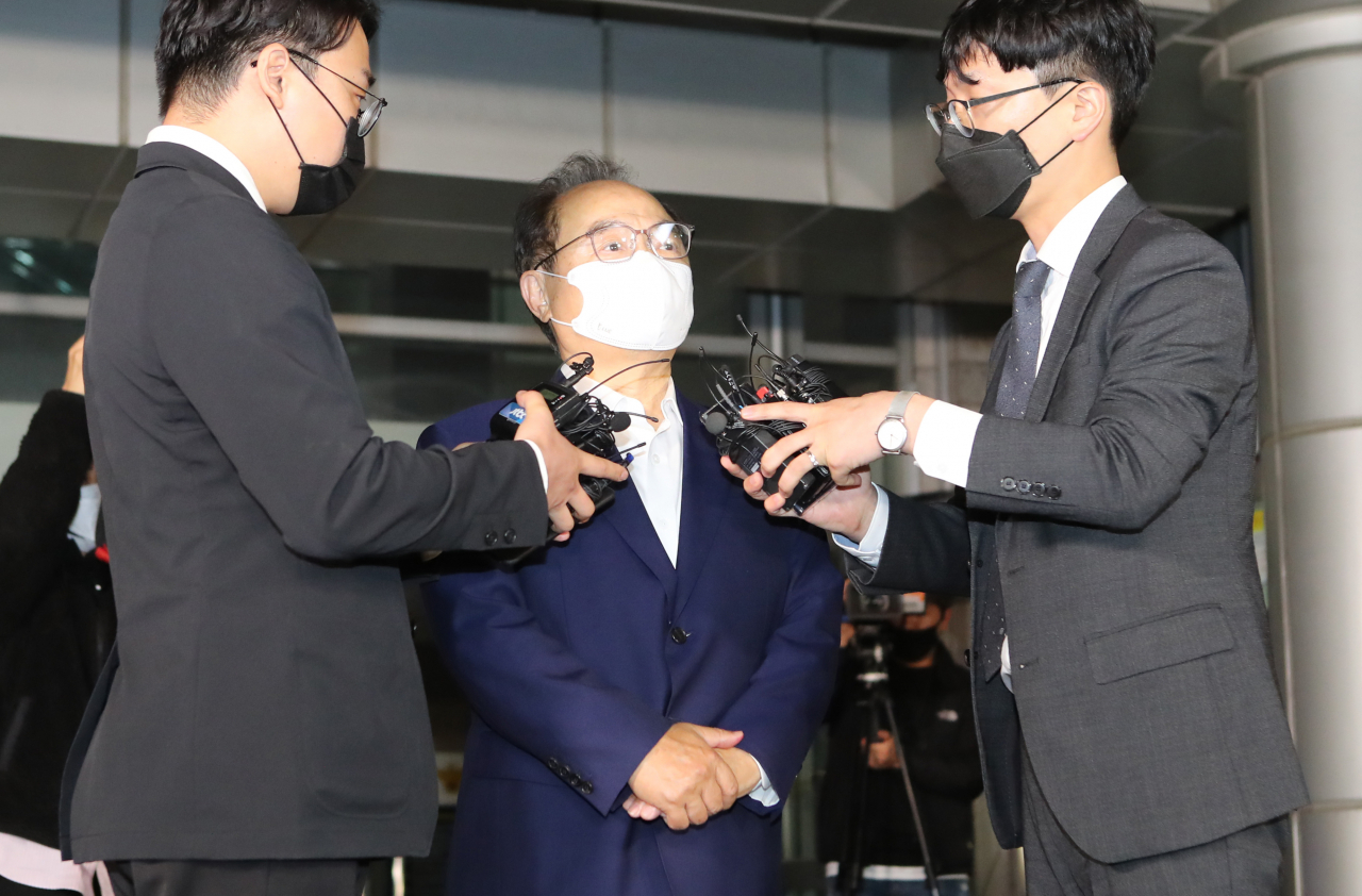 오거돈 전 부산시장이 지난 22일 오후 부산지방경찰청에서 소환 조사를 마친 뒤 청사를 나서다 취재진의 질문을 받고 있다. [연합]