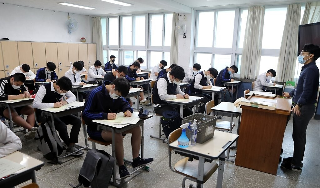 지난 21일 오전 부산 부산진구 부산진고에서 3학년 학생들이 대학수학능력시험 모의평가인 전국연합학력평가를 치르고 있다. [연합]