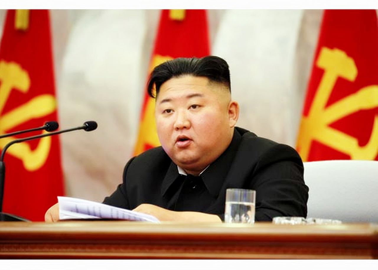 북한은 김정은 국무위원장이 주재한 가운데 당 중앙군사위원회 제7기 제4차 확대회의를 열었다고 북한매체들이 24일 보도했다. 사진은 회의를 주재하며 발언하고 있는 김정은 국무위원장. 연합뉴스