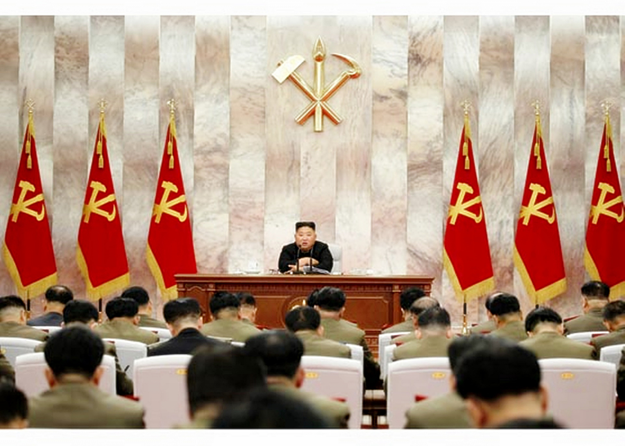 북한은 김정은 국무위원장이 주재한 가운데 당 중앙군사위원회 제7기 제4차 확대회의를 열었다고 북한매체들이 24일 보도했다. 사진은 회의를 주재하며 발언하고 있는 김정은 국무위원장. 연합뉴스