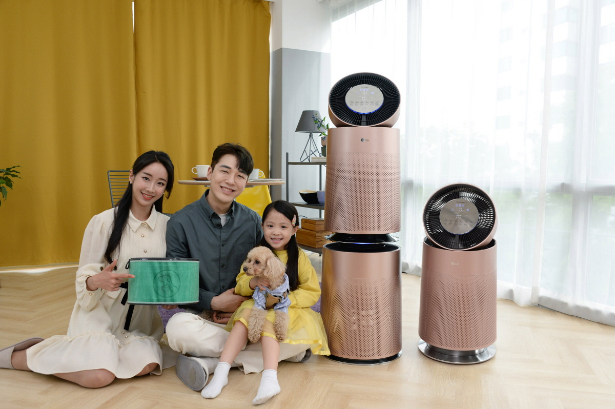 LG전자가 25일 로즈골드 색상을 적용한 ‘퓨리케어 360&deg; 공기청정기 펫’ 신제품 2종을 출시한다. 제품 왼쪽부터 청정면적이 30형 모델과 19형 모델 [LG전자 제공]