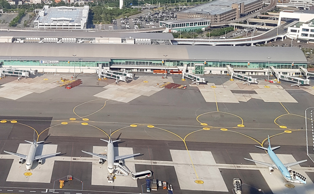 지난 23일 오후 부산 김해국제공항 국제선 터미널에 접안한 비행기가 없어 텅 비어 있다. 국제선 터미널 앞 계류장에는 여러 비행기가 멈춰서 있다. 코로나19 여파로 김해공항을 운항하는 국내 저비용항공사들은 국내선으로 공급을 늘리고 있는 가운데 에어부산이 7월 국제선 운항을 재개하기로 하고 항공권 판매에 나선다. [연합]