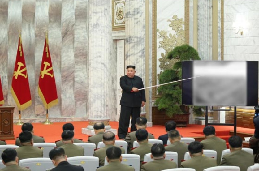 북한 관영매체가 김정은 국무위원장이 지도한 노동당 중앙군사위원회 제7기 제4차 확대회의에서 핵전쟁 억제력 강화 방침이 제시됐다고 보도한 뒤 한미는 촉각을 곤두세우고 있다. 김 위원장이 군 간부들 앞에서 지휘봉으로 모자이크 처리된 모니터를 가리키며 발언하고 있다. [헤럴드DB]