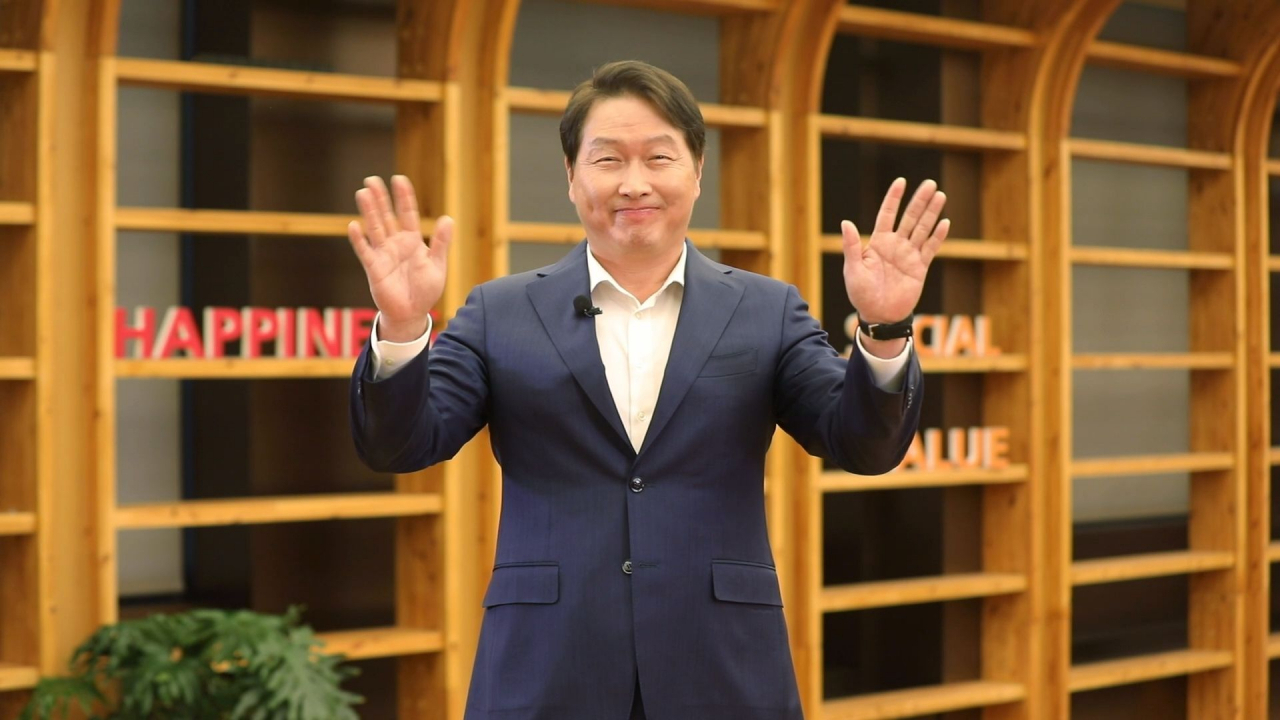 사회성과인센티브 어워드 주간을 맞아 최태원 SK회장이 사회적 가치 창출에 노력한 관계자들에게 화상으로 축하인사를 전하고 있다. [SK그룹 제공]