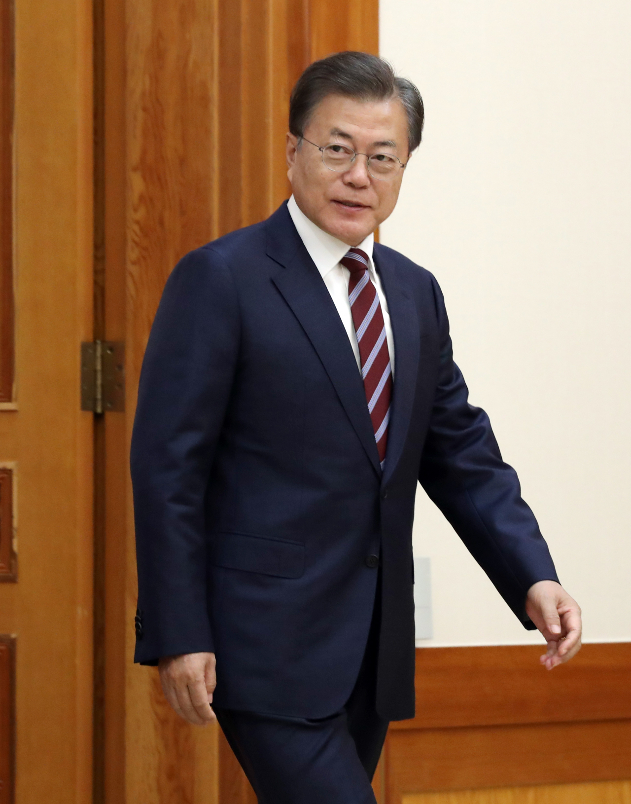 지난 22일 오후 청와대에서 열린 신임 중앙선거관리위원회 위원 임명장 수여식에 참석하고 있는 문재인 대통령의 모습 [연합뉴스]