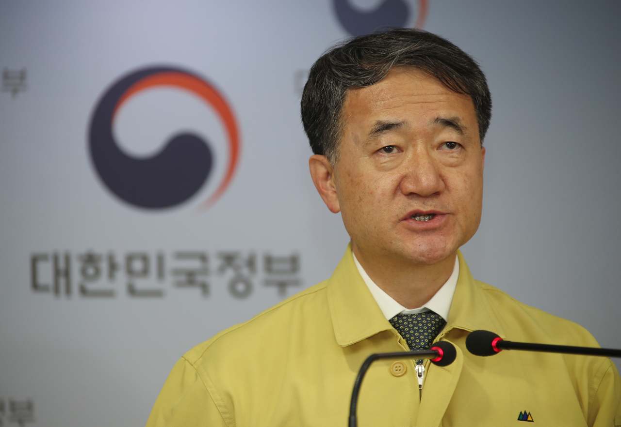 박능후 중앙재난안전대책본부 1차장이 24일 오후 정부서울청사에서 코로나19 대응 관련 브리핑을 하고 있다. [연합]