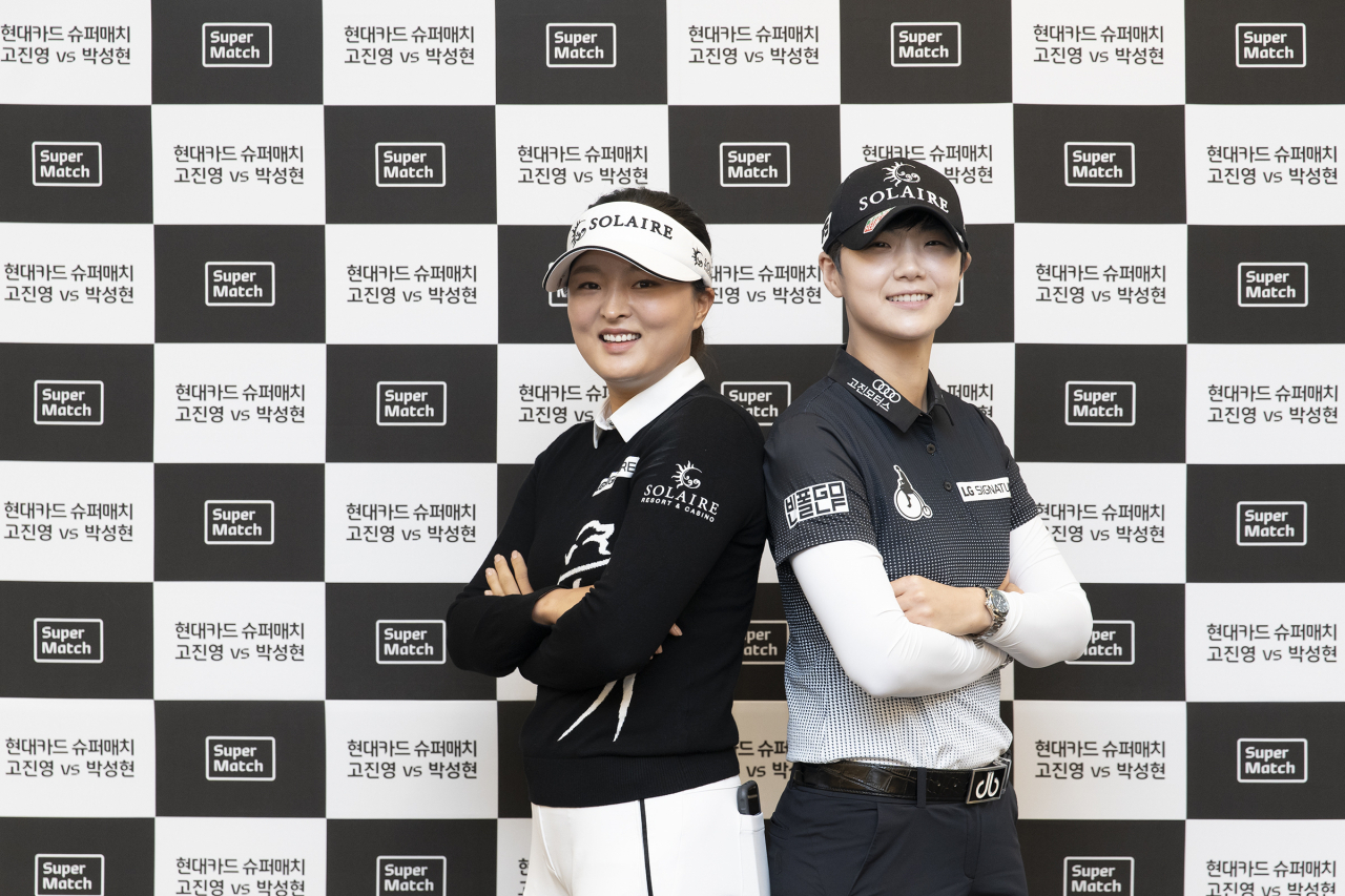 경기에 앞서 포즈를 취한 고진영(왼쪽)과 박성현.