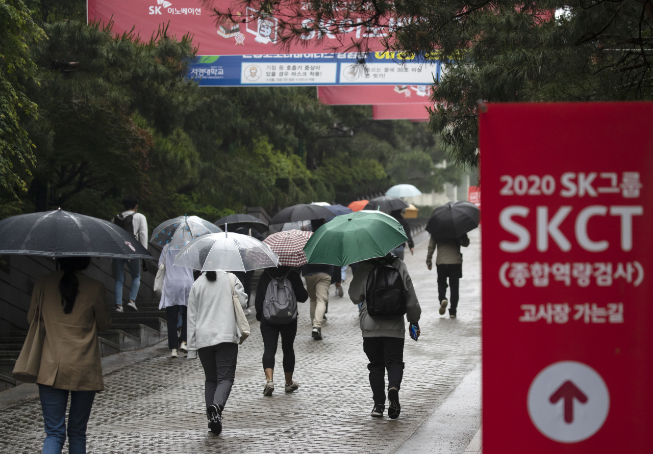 24일 오전 서울 성북구 서경대학교에서 열린 SK 그룹 상반기 공채 SKCT(인적성 시험)에서 응시생들이 고사장으로 향하고 있다. 연합뉴스