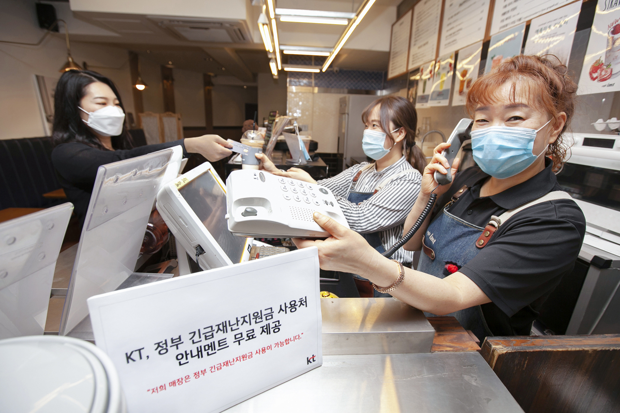 서울 종로구에 위치한 카페에서 사장님이 KT 고객센터 전화해 링고비즈플러스를 신청하고 있는 모습 [KT제공]