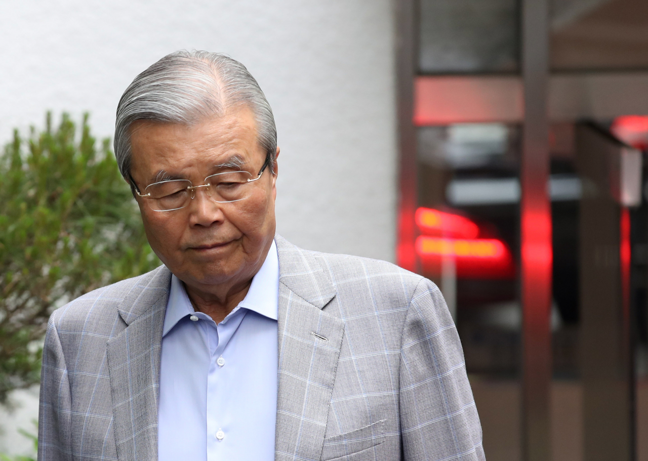 김종인 미래통합당 비상대책위원장 내정자가 25일 오전 서울 종로구에 위치한 자택을 나서고 있다. [연합]