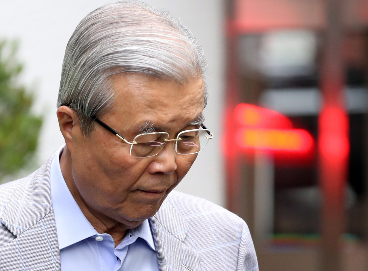 김종인 미래통합당 비상대책위원장 내정자가 25일 오전 서울 종로구에 위치한 자택을 나서고 있다. [연합]