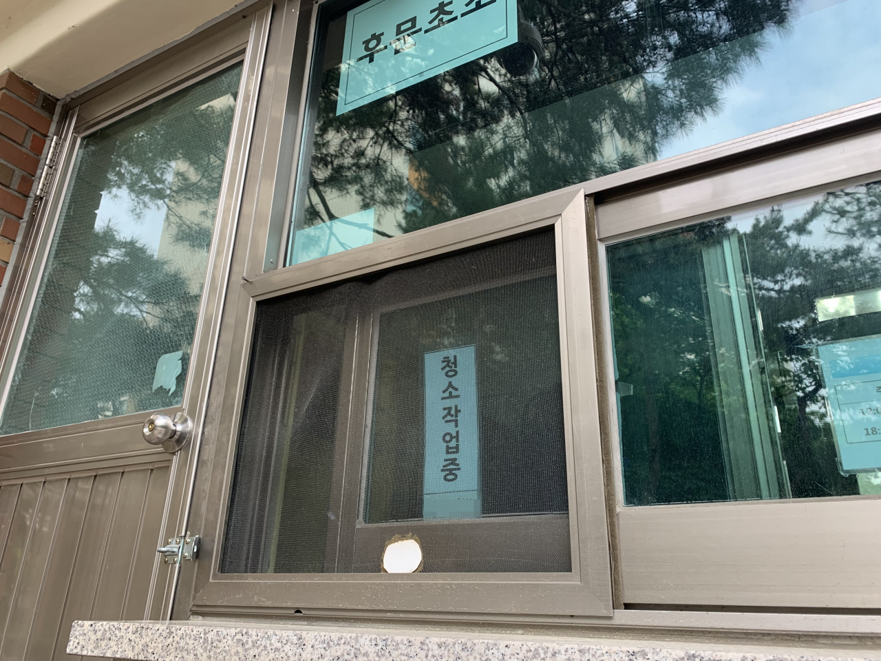 25일 오전 서울 강서구 한 아파트의 경비 초소. 아파트 경비원이 청소를 하기 위해 잠시 초소를 비운 상태다. 신주희 기자 / joohee@heraldcorp.com