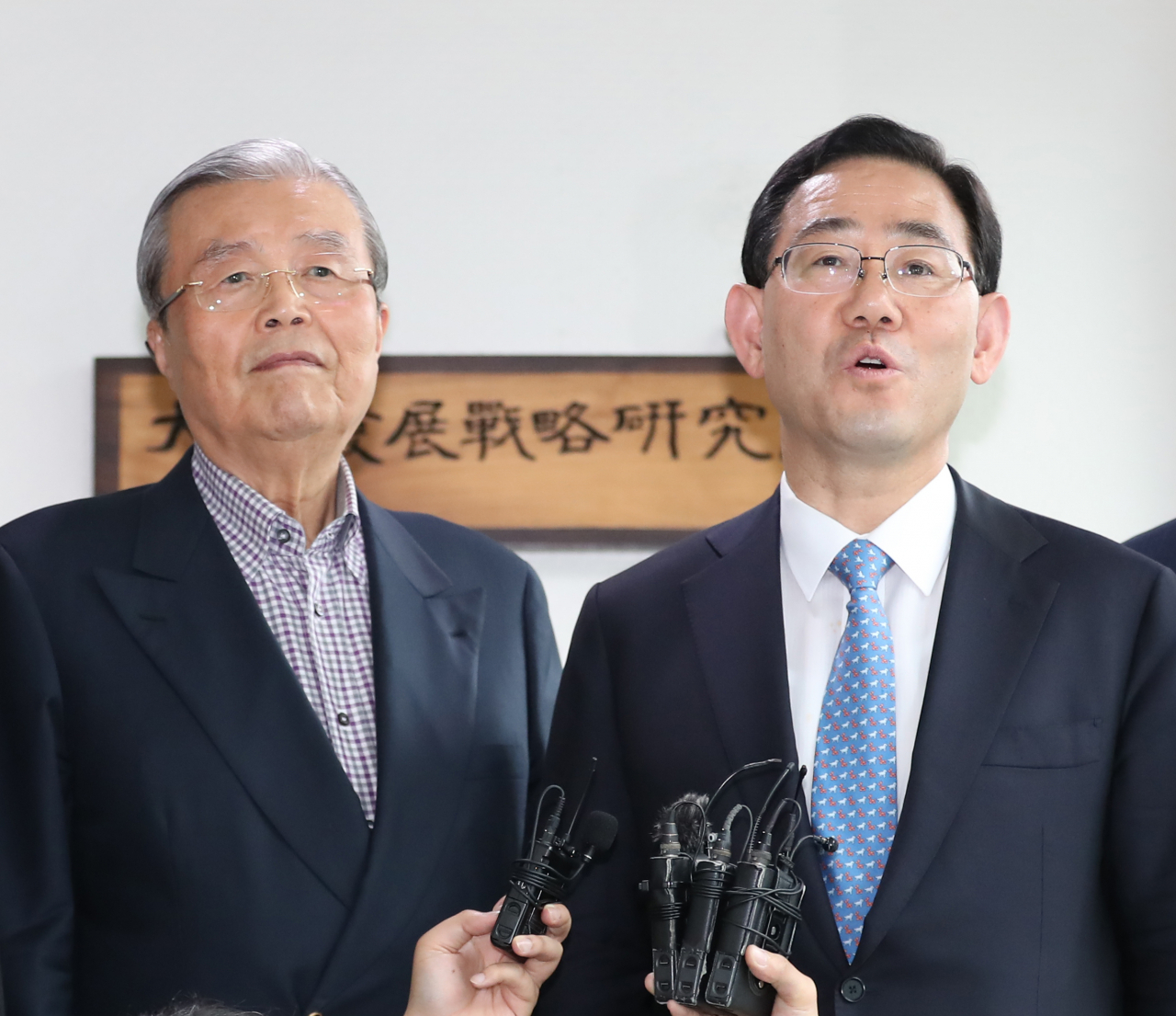 주호영 미래통합당 원내대표(오른쪽)와 김종인 비대위원장 내정자가 22일 오후 서울 종로구에 위치한 김 내정자의 사무실에서 만나 이야기를 마친 뒤 취재진의 질문에 답하고 있다. [연합]