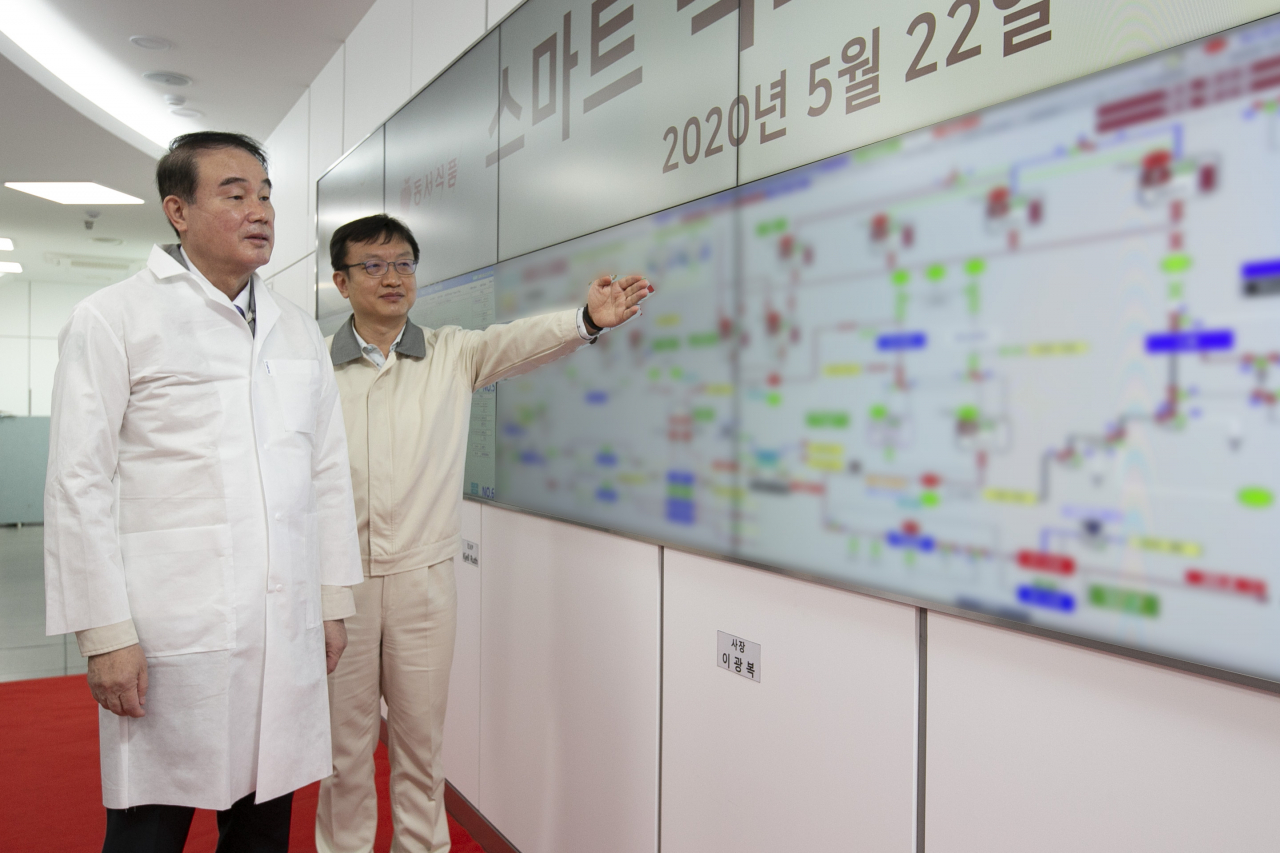이광복 동서식품 사장(사진 왼쪽)이 최근 인천 부평공장 내 통합 컨트롤 룸을 둘러보고 있다. [사진제공=동서식품]