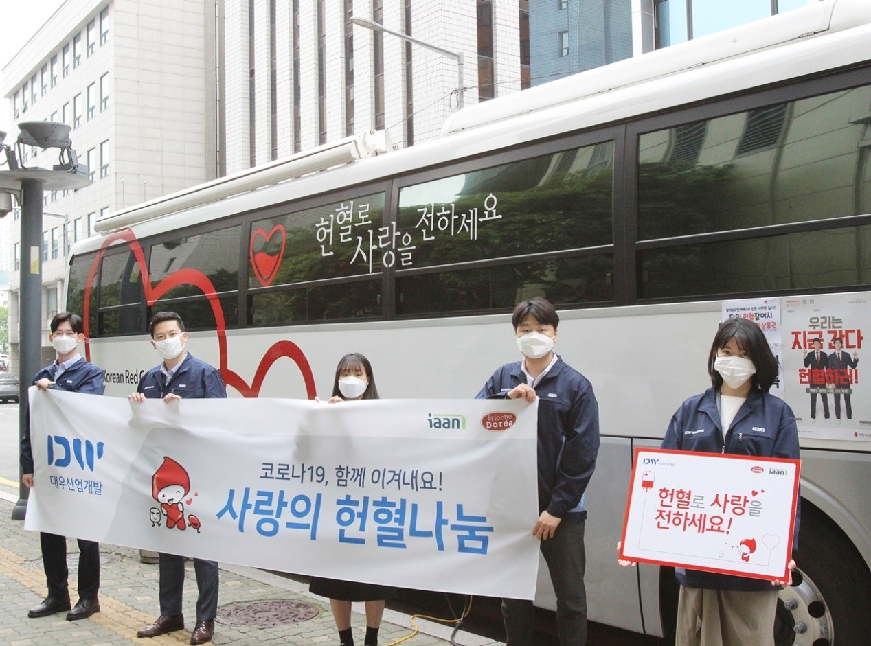 대우산업개발 임직원들이 지난 22일 코로나19 극복을 위한 헌혈봉사에 참가했다.[대우산업개발 제공]