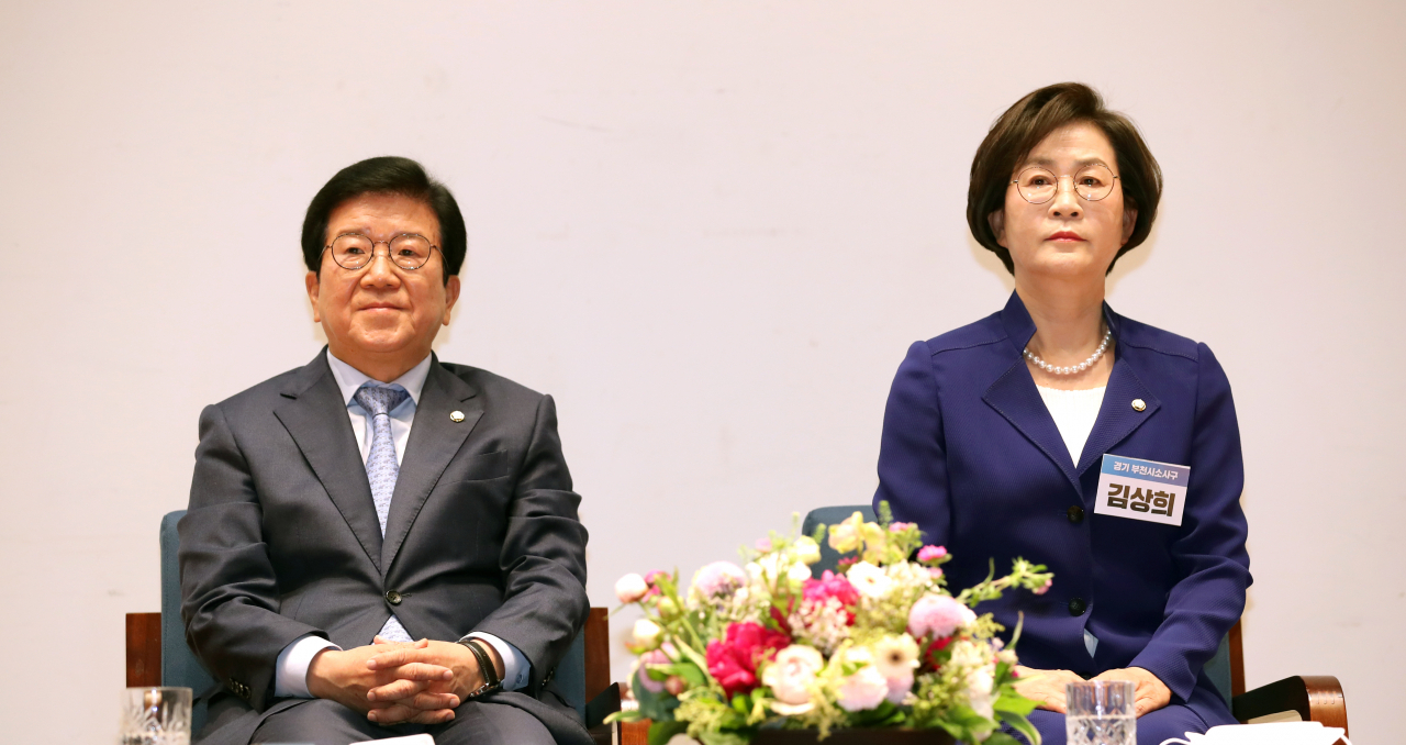 25일 국회 의원회관 대회의실에서 열린 더불어민주당 제21대 국회 전반기 국회(부)의장 후보자 선출 당선인 총회에 박병석 의원(왼쪽)과 김상희 의원이 참석해 있다. [연합]
