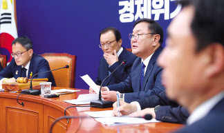 김태년 더불어민주당 원내대표가 25일 오전 서울 여의도 국회에서 열린 최고위원회의에서 발언하고 있다. [연합]