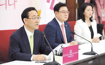 주호영 미래통합당 원내대표가 24일 국회에서 열린 미래통합당 국회의원 세비 기부 캠페인 선포식에서 발언하고 있다. [연합]