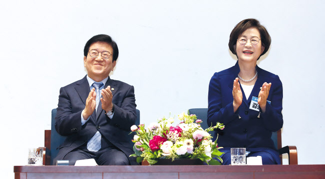 25일 국회 의원회관 대회의실에서 열린 더불어민주당 제21대 국회 전반기 국회(부)의장 후보자 선출 당선인 총회에 박병석 의원(왼쪽)과 김상희 의원이 참석해 있다. 두 사람은 이날 각각 여당의 국회의장과 부의장 후보로 추대됐다. [연합]
