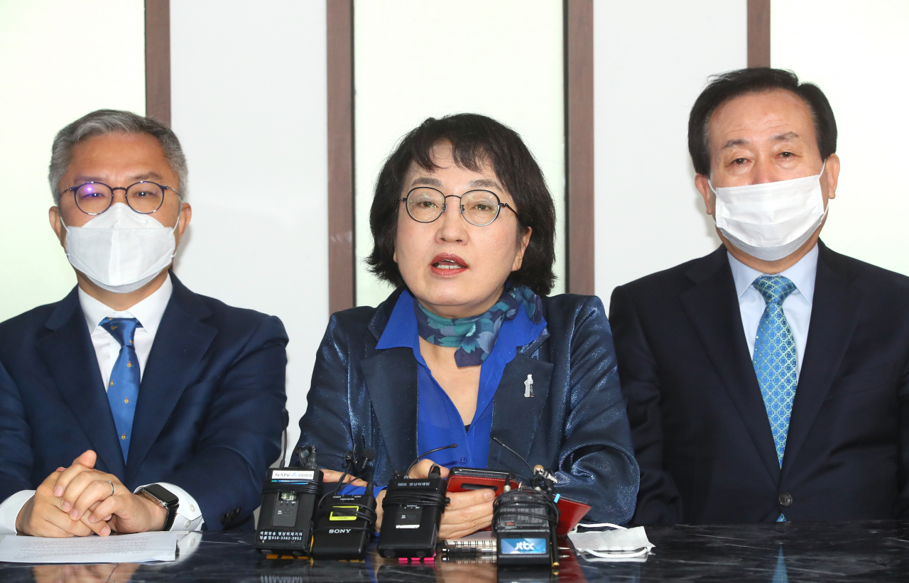 김진애 열린민주당 원내대표(가운데)가 25일 서울 여의도 당사에서 열린 최고위원회의에서 발언하고 있다. [연합]