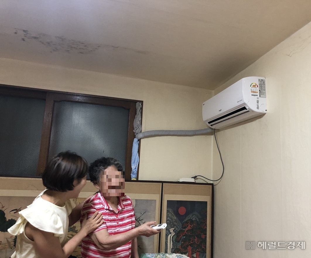 종로구가 구민과 기업 후원금, 예산을 활용해 저소득 가구에 에어컨을 지원한다. [종로구 제공]