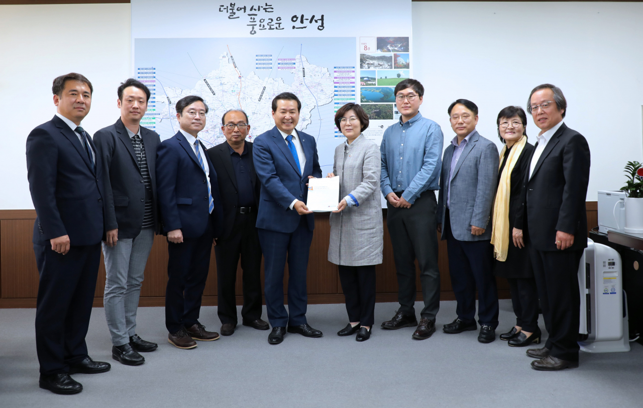 안성시 공약이행평가단이 최종의견서를 김보라 안성시장에게 전달했다. [안성시 제공]