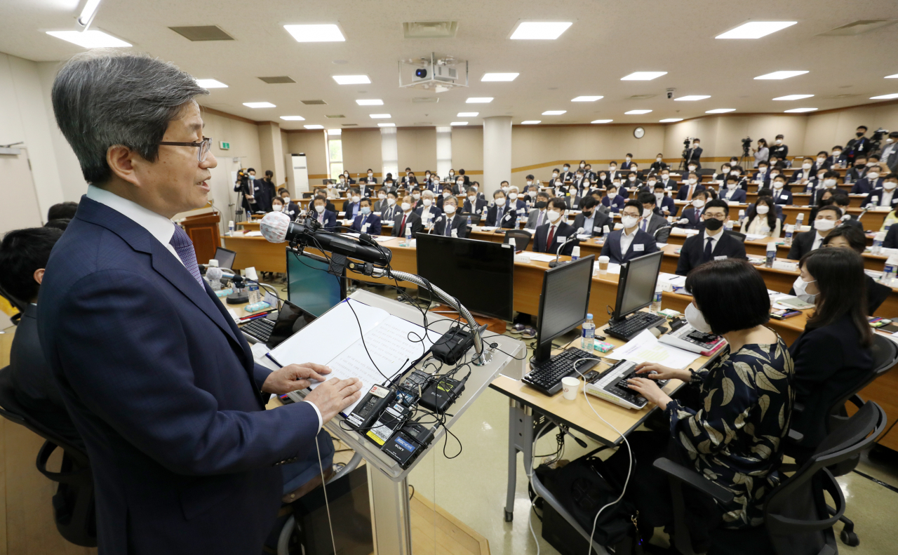 김명수 대법원장이 25일 오전 경기 고양 사법연수원에서 열린 제1회 전국법관대표회의에서 발언하고 있다. [연합]
