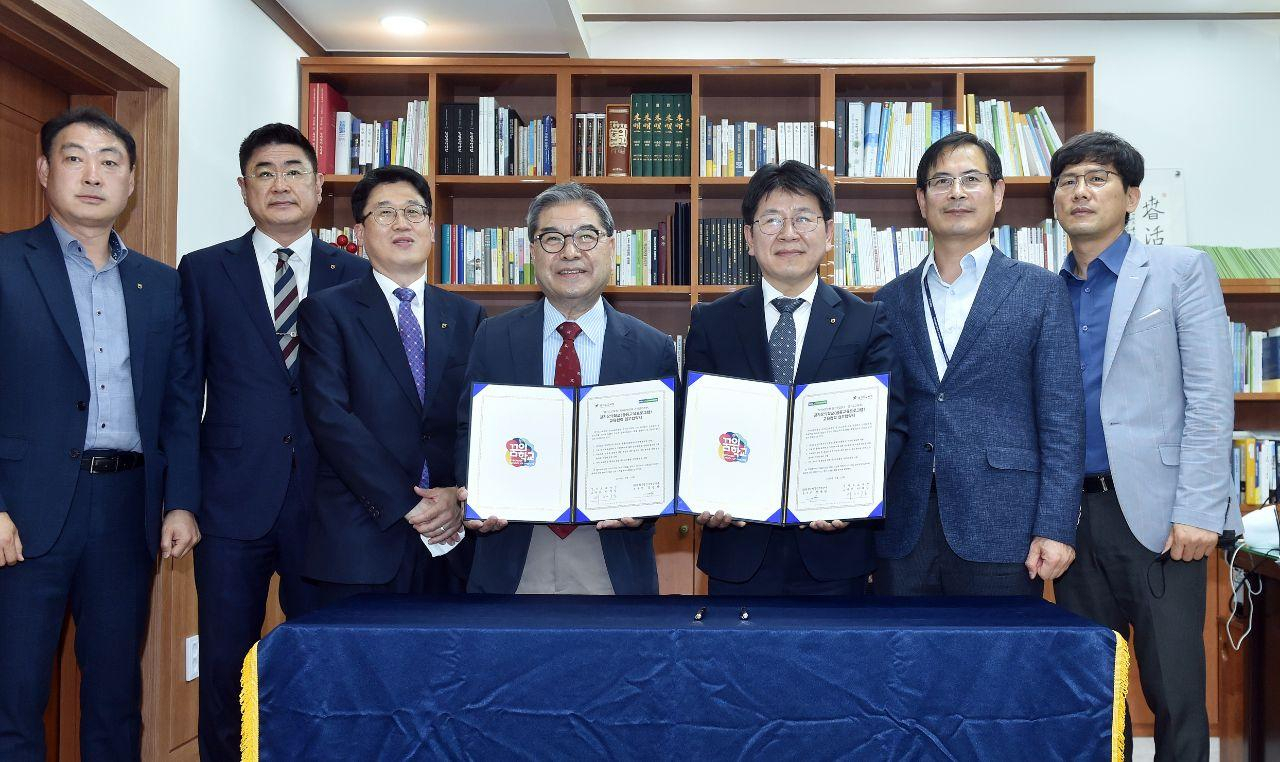 이재정 경기교육감(왼쪽에서 4번째)이 협약을 맺었다.[경기도교육청 제공]