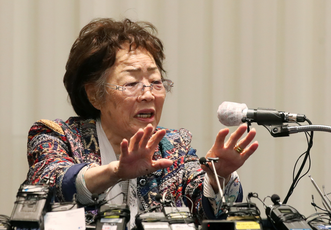 일본군 위안부 피해자 이용수(92) 할머니가 25일 오후 대구 수성구 만촌동 인터불고 호텔에서 기자회견을 하고 있다. [연합]