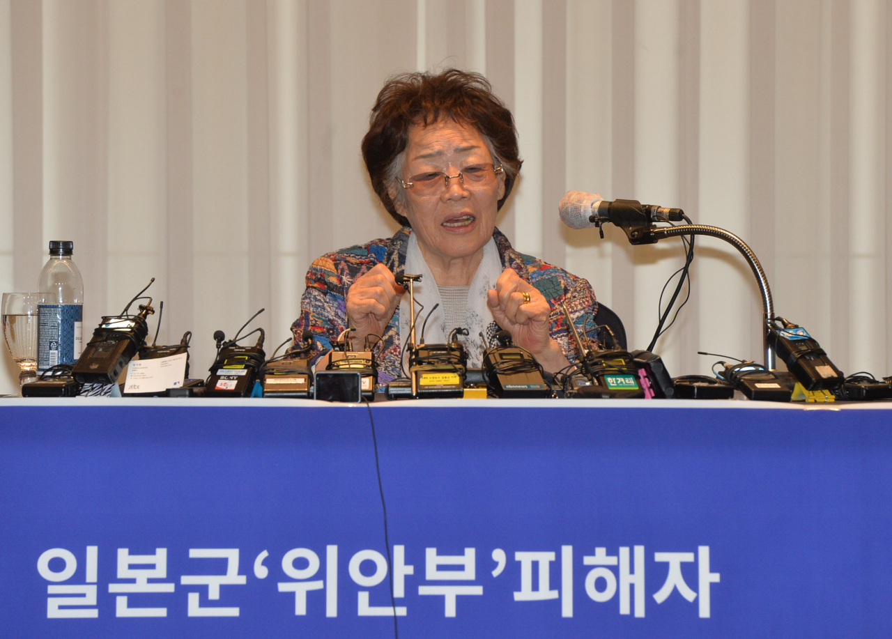 일본군 위안부 피해자 이용수(92) 할머니가 25일 오후 대구 수성구 만촌동 인터불고 호텔에서 기자회견을 하고 있다. [연합]